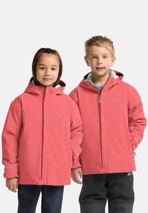 Due bambini indossano giacche impermeabili di un vivace corallo con cappucci e foderature grigie. Le giacche presentano dettagli riflettenti e un logo minimalista.