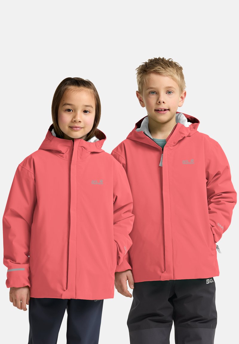 Zwei Kinder tragen leuchtend korallenfarbene wasserdichte Jacken mit Kapuzen und grauen Innenfutter. Die Jacken haben reflektierende Akzente und ein minimales Logo.