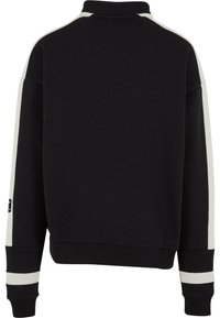 Sort sweatshirt med høj krave, hvide side-striber, ribstrikkede manchetter og afrundet kant, lavet af en bomuldsblanding for komfort.