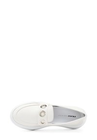 Scarpa bianca slip-on in pelle liscia, con tre accenti circolari silver sulla parte superiore, punta arrotondata e suola testurizzata.