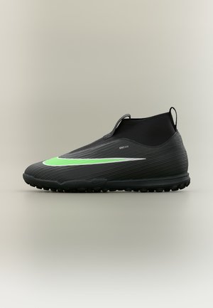 Čierna vysoká športová topánka Nike so zeleným a bielym swooshom, textúrovanou podrážkou a pútkom na neutrálnej pozadí.