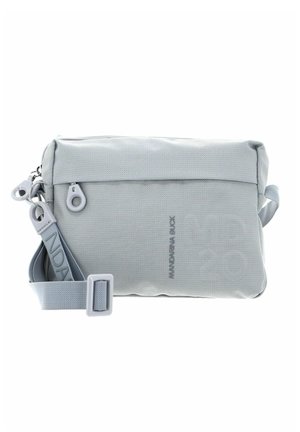 Sac bandoulière rectangulaire gris clair en tissu texturé, doté d'une fermeture éclair, d'une sangle ajustable et d'un logo de marque embossé.