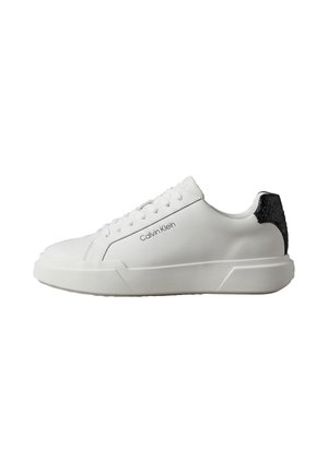 Hvid lav-top sneaker med hvide snørebånd, sort tekstureret hælkappe og Calvin Klein-logo på siden.
