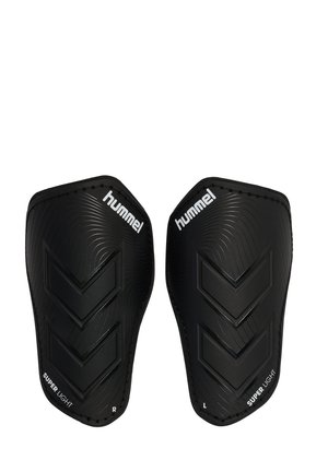 Paire de protège-tibias noirs de la marque Hummel avec un motif chevron embossé et le texte "Super Light", étiquetés gauche et droit.