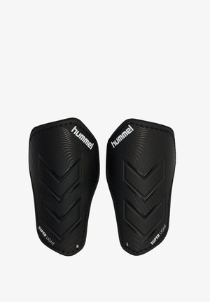 Sæt af sorte Hummel benskinner med præget chevron-design og teksten "Super Light", mærket venstre og højre.