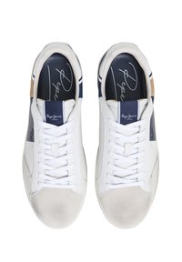 Vita sneakers med marinblå detaljer, slät läderöverkonstruktion, snörningsdesign, mockatå och logotypdetaljer på innersulan.