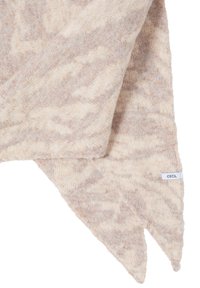 Écharpe en tricot doux de couleur beige et crème avec un motif, présentant des extrémités pointues et une petite étiquette blanche avec "CECIL" sur le côté.