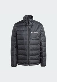 Svart isolerad jacka med hög krage, vadderad design och dragkedja fram. Har en vit "TERREX"-logotyp på bröstet.