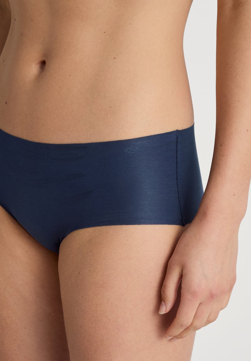 Marineblauwe hipster-slipjes van gladde, rekbare stof met een lage tailleband en minimale naden voor comfort.