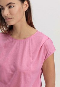 hessnatur T-Shirt basic - dahlie