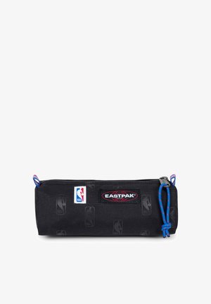 Zwarte etui gemaakt van gestructureerde stof. Voorzien van NBA-logo, Eastpak-merknaam en een blauwe trekkoordritssluiting. Compacte cilindrische vorm.
