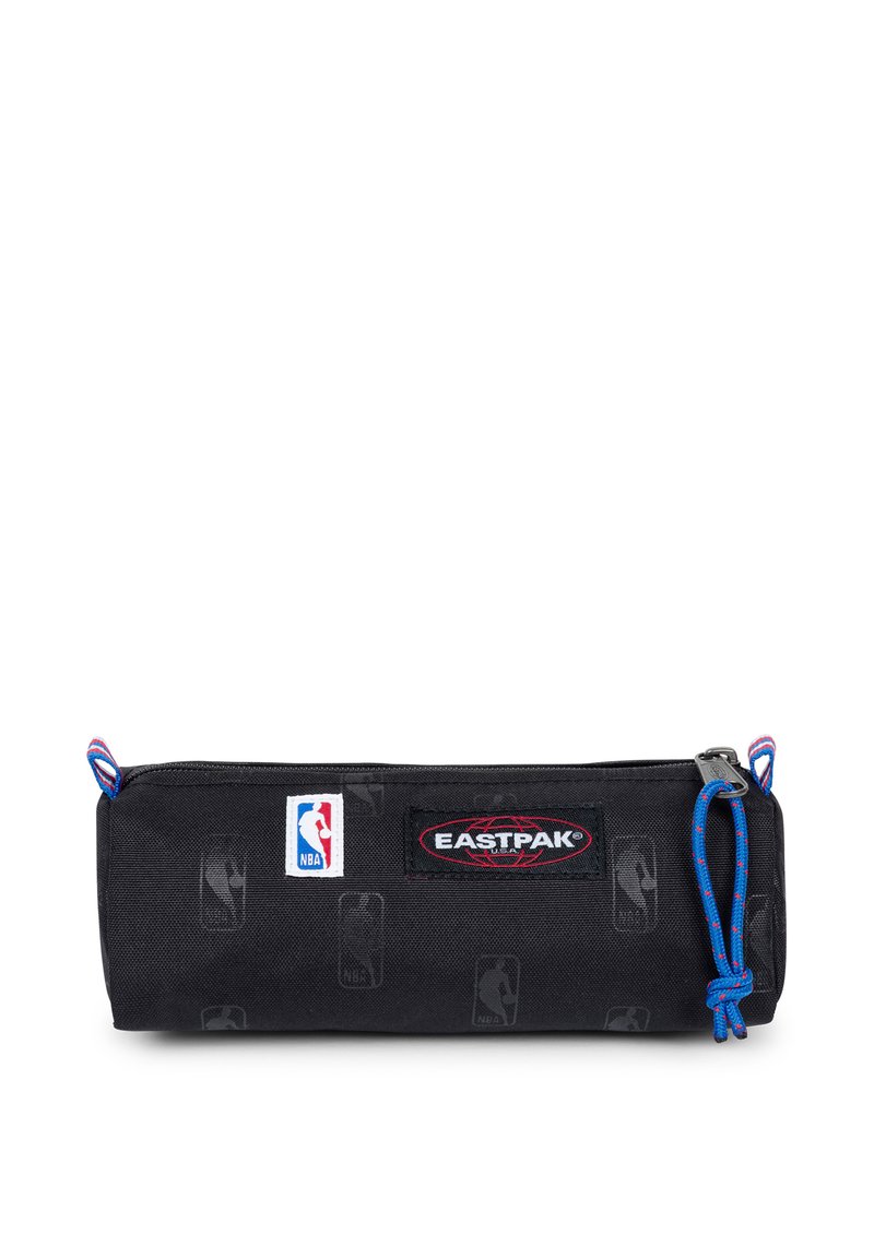 Zwarte etui gemaakt van gestructureerde stof. Voorzien van NBA-logo, Eastpak-merknaam en een blauwe trekkoordritssluiting. Compacte cilindrische vorm.
