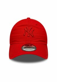 Rote Baseballmütze mit gesticktem NY-Logo in passende Farbe. Verfügt über einen verstellbaren Riemen auf der Rückseite und einen gebogenen Schirm. Hergestellt aus Stoff.