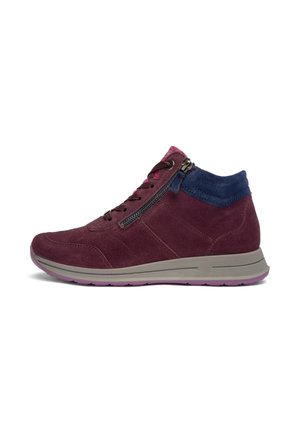 High-Top Wildleder-Sneaker in Dunkellila mit marineblauem Kragen, seitlichem Reißverschluss, Schnürsenkeln und beiger Sohle mit lila Profil, seitlich betrachtet.