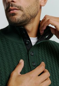NO EXCESS JACQUARD WITH HALF-BUTTON PLACKET - Trui - dark green