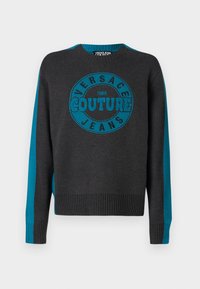 Knitpulli in Graphitgrau mit türkisfarbenen Streifen an den Ärmeln und einem zentralen runden Logo, das "Versace Jeans Couture 1988" liest.