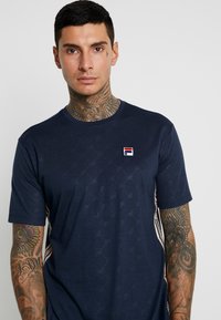 Fila NARIMAN TEE - Camiseta estampada - black iris