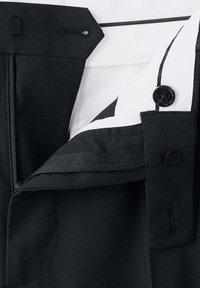Ceinture de pantalon noire avec fermeture éclair, bouton, fermeture à crochet et barre, et doublure intérieure blanche partiellement visible.