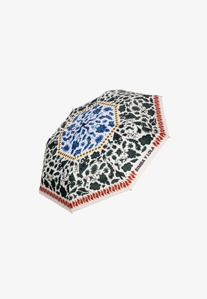 Rozłożony parasol z misternymi kwiatowymi wzorami w niebieskim, zielonym, żółtym i czerwonym kolorze, z napisem "BIMBA Y LOLA" na krawędzi.