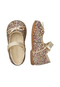 Zapatos de charol para niña cubiertos de purpurina con correas y lazos dorados, mostrados desde vistas superior y lateral sobre un fondo blanco.