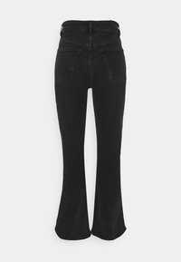 Jean noir évasé à taille haute, avec deux poches arrière et une texture denim lisse. Le design ne présente aucune usure apparente ni ornements.