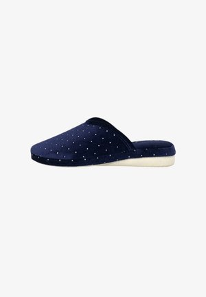 Pantofole blu navy realizzate in tessuto morbido, con motivo a pois e punta arrotondata. La suola è bianca, offrendo contrasto e supporto.