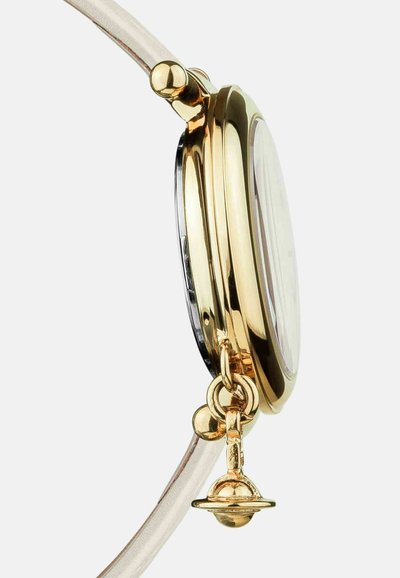 Horloge met goudkleurige kast, ronde vorm, transparante band en een kleine hanger die op een planeet lijkt. Gladde oppervlakte en strak ontwerp.