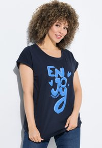 Camiseta de manga corta azul marino con cuello redondo que presenta "DISFRUTA TU VIDA" en texto azul claro. Material de algodón suave y ajuste relajado.