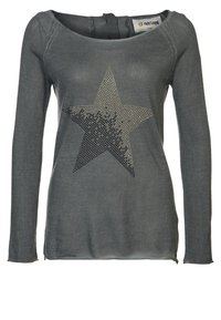Grauer Langarm-Oberteil aus weichem Stoff. Verfügt über ein großes silbernes Paillettenstern-Design auf der Vorderseite. Schlichte Ausschnitt- und Saumdetails.