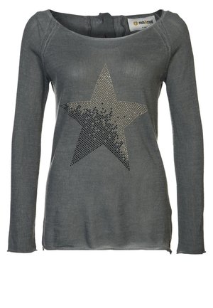 Grå långärmad topp gjord av mjukt tyg. Har en stor silverfärgad paljettstjärndesign på framsidan. Enkelt halsringning och fålldetaljer.