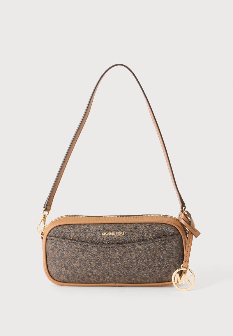 Καφέ τσάντα ώμου Michael Kors με χρυσό λογότυπο κρεμαστό κόσμημα και ταμπά δερμάτινη επένδυση και λουρί σε φωτεινό φόντο.