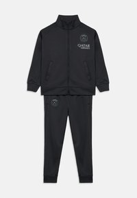 Μαύρο σετ αθλητικής φόρμας με ζακέτα με φερμουάρ και παντελόνι, με λογότυπα Paris Saint-Germain και Qatar Airways στο στήθος και στο μηρό.