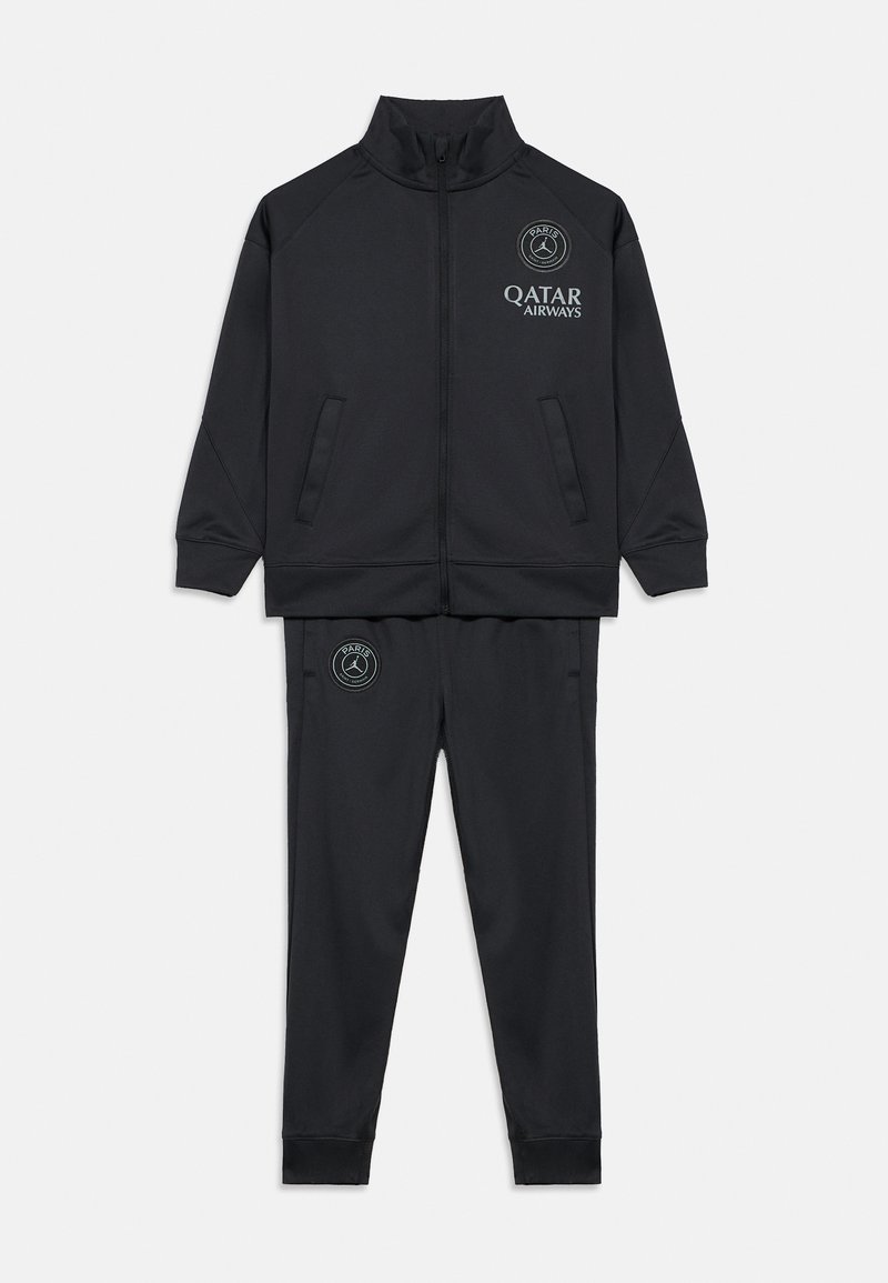 Μαύρο σετ αθλητικής φόρμας με ζακέτα με φερμουάρ και παντελόνι, με λογότυπα Paris Saint-Germain και Qatar Airways στο στήθος και στο μηρό.