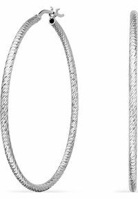 Orecchini a cerchio in argento con un design attorcigliato, caratterizzati da una superficie liscia e lucida e da una chiusura sicura su un lato.