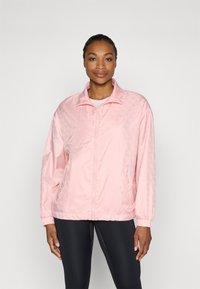 Lys rosa zip-up jakke laget av glinsende materiale med høy krage, elastiske mansjetter og subtilt preget mønster gjennom hele stoffet.