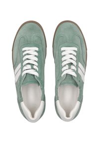 Grüne Wildledersneaker verfügen über weiße Schnürsenkel und zwei weiße Streifen an den Seiten. Die Gummisohle ist braun und hat eine glatte Innenauskleidung.