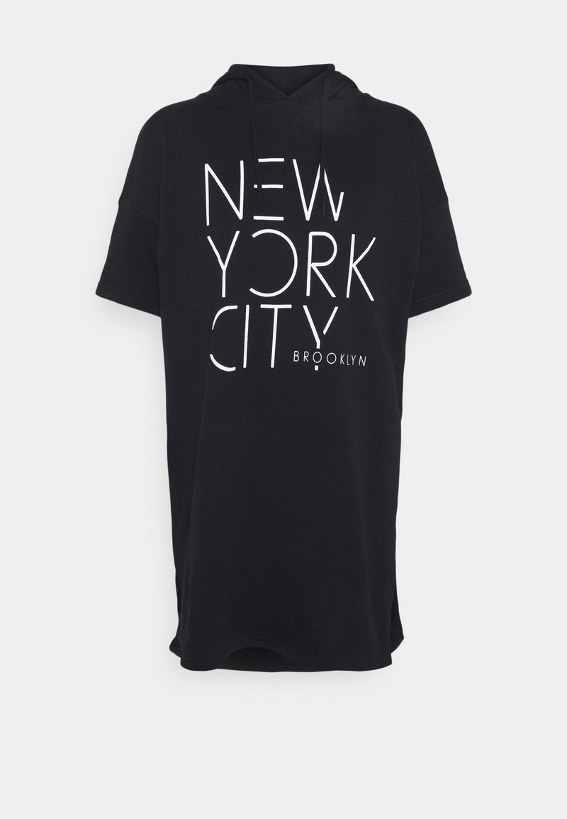 Haut à capuche noir surdimensionné avec des manches courtes, arborant le texte graphique blanc "NEW YORK CITY BROOKLYN" sur le devant. Matière douce et lisse.
