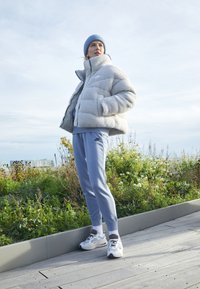 Nike Sportswear CITY - Zimní bunda - light bone/black/white