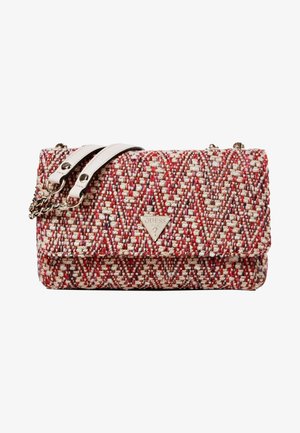 Gewebte Handtasche in Rot und Weiß mit einem Zickzackmuster, ausgestattet mit einem Logo aus goldfarbenem Metall und zwei weißen Trägern mit Kettenakzenten.