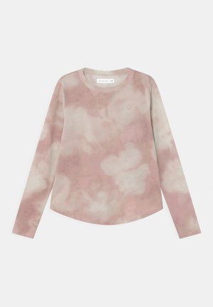 Dziecięca koszulka z długim rękawem i okrągłym dekoltem, z różowo-białym wzorem tie-dye oraz małym, haftowanym logo na piersi.