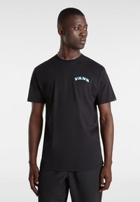 Černé bavlněné tričko s krátkými rukávy, na hrudi s světle modrým logem "VANS" a kulatým výstřihem. Jednoduchý design, bez vzorů.