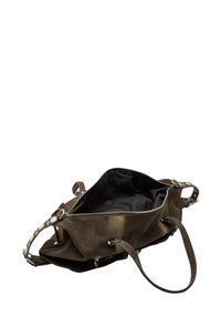 Ciemnobrązowa torebka zamszowa z srebrnymi ćwiekami na rączkach, rozpięta, aby pokazać pustą czarną podszewkę.