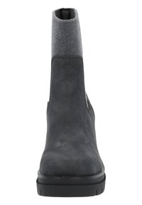 Botín de cuero negro hasta el tobillo con parte superior de fieltro gris, diseño elegante, puntera redonda y suela de goma negra minimalista.