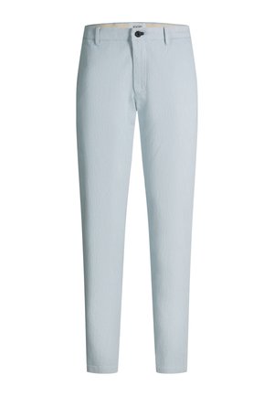 Lichtblauwe smalle herenbroek met riemlussen, knoopsluiting en subtiel structuurpatroon in de stof.