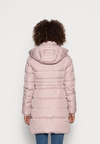 Gepolsterter pinker Mantel mit Kapuze, mit horizontalen Nähten, langen Ärmeln und mittellanger Schnittform. Strukturierter Stoff mit glatter Oberfläche.