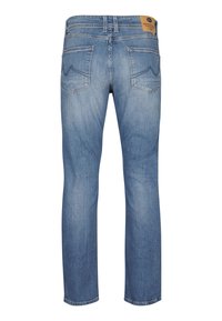Hellblaue Jeans aus Denim, von hinten gezeigt, mit zwei Gesäßtaschen, Gürtelschlaufen und einem hellbraunen Markenetikett am Bund.