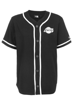 Jersey de béisbol negro con mangas cortas, ribete blanco, seis botones y un logo de Los Angeles Lakers en el lado izquierdo del pecho. Material de algodón suave.