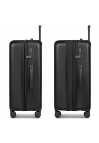 Valigia rigida nera con finitura texture, doppia cerniera, lucchetto a combinazione e manico estraibile. Quattro ruote per la mobilità.