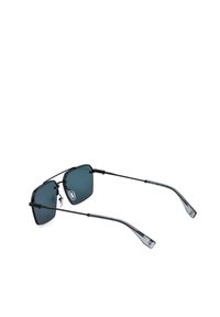 Lunettes de soleil à monture métallique noire avec verres rectangulaires bleu foncé et branches fines reposant sur une surface blanche.