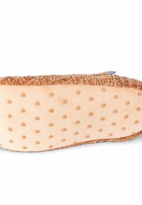 Fluffy tan slipper met een beige, gestructureerde zool. Heeft een stippenpatroon aan de onderkant voor grip en een zachte, pluizige rand aan de bovenkant.